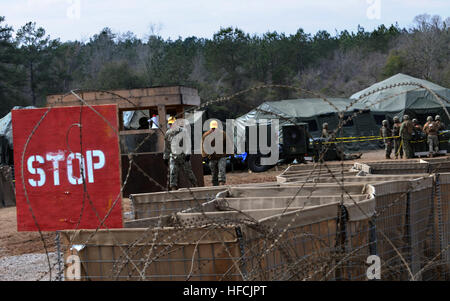 CAMP SHELBY, Frl. (17. Februar 2015) Seabees von Naval Mobile Bau-Bataillon 1 Luft ablösen und Detachment 2 Operationen an Bord Camp Shelby, Frl., während Betrieb Lager Duell, ein Feld-Übung in Vorbereitung auf ihren nächsten Einsatz. (Foto: U.S. Navy Chief Masse Kommunikation Spezialist Kim Martinez) Betrieb mit Duell 2015 150218-N-EP471-538 Stockfoto