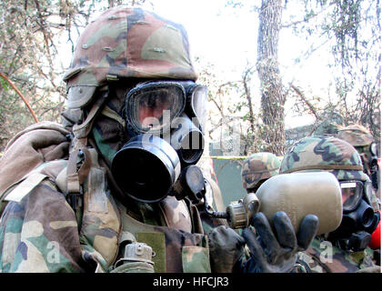 Baumeister Petty Officer 3rd Class James W. Strait, ein Baumeister mit Naval Mobile Bau Bataillon (NMCB) 5, nutzt den Trinkschlauch auf seine schützende Maske zu bleiben hydratisiert während einer chemischen, biologischen und radiologischen Schutz-Drill im Feld Übung Betrieb Lager Duell Fort Hunter Liggett, Kalifornien 21 Aug. 6-07. Marine Bataillone der Zahl von Arbeitskräften führen solche Übungen jährlich um sicherzustellen, dass sie bereit sind, bereitgestellt werden. Betrieb Lager Duell 6 / 07-55988 Stockfoto