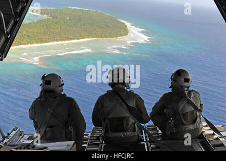 151211-N-ZB122-004 ANDERSEN AIR FORCE BASE, Guam (11. Dezember 2015) - US-Air Force Crew-Mitglieder blicken auf Inseln in den Föderierten Staaten von Mikronesien von hinten von einer C - 130 H während Betrieb Weihnachten fallen, 11. Dezember 2015. Betrieb Weihnachten Drop ist das Department of Defense der längsten laufen humanitäre Luftbrücke Mission wo drop c-130 Mannschaften kostengünstige niedriger Höhe Bundles, die zu 56 Inseln innerhalb des Commonwealth der nördlichen Marianen, Föderierte Staaten von Mikronesien und Republik Palau versorgen. Dieses Jahr markiert die erste jemals trilaterale Ausführung, die Luft Suppo enthält Stockfoto