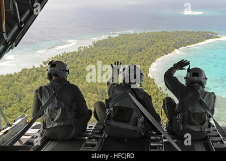 151211-N-ZB122-005 ANDERSEN AIR FORCE BASE, Guam (11. Dezember 2015) - US-Air Force Crew Mitglieder Welle zu Islanders aus den Föderierten Staaten von Mikronesien während Betrieb Weihnachten fallen, 11. Dezember 2015. Betrieb Weihnachten Drop ist das Department of Defense der längsten laufen humanitäre Luftbrücke Mission wo drop c-130 Mannschaften kostengünstige niedriger Höhe Bundles, die zu 56 Inseln innerhalb des Commonwealth der nördlichen Marianen, Föderierte Staaten von Mikronesien und Republik Palau versorgen. Dieses Jahr markiert die erste jemals trilaterale Ausführung, die Unterstützung aus der Luft von der Japan Air Self enthält Stockfoto