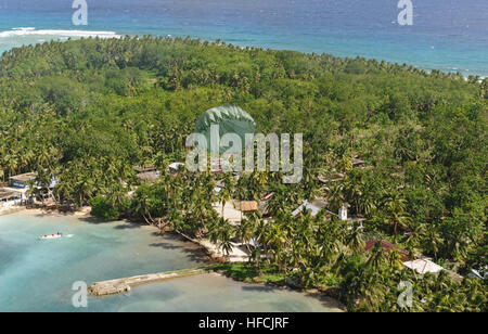 151211-N-ZB122-007-ANDERSEN AIR FORCE BASE, Guam (Dec.  11, 2015) - US-Air Force zusammenarbeiten fallen ein Low-Cost-, niedriger Höhe Bündel zu den Föderierten Staaten von Mikronesien während Betrieb Weihnachten fallen, 11. Dezember 2015. Betrieb Weihnachten Drop ist das Department of Defense der längsten laufen humanitäre Luftbrücke Mission wo drop c-130 Mannschaften kostengünstige niedriger Höhe Bundles, die zu 56 Inseln innerhalb des Commonwealth der nördlichen Marianen, Föderierte Staaten von Mikronesien und Republik Palau versorgen. Dieses Jahr markiert die erste jemals trilaterale Ausführung, die Unterstützung aus der Luft von t enthält Stockfoto