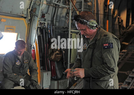 151211-N-ZB122-009 ANDERSEN AIR FORCE BASE, Guam (Dec.  11, 2015) - royal Australian Air Force Loadmaster Rod Cairns hilft bei der Reinigung des Flugzeugs während Betrieb Weihnachten fallen, 11. Dezember 2015. Betrieb Weihnachten Drop ist das Department of Defense der längsten laufen humanitäre Luftbrücke Mission wo drop c-130 Mannschaften kostengünstige niedriger Höhe Bundles, die zu 56 Inseln innerhalb des Commonwealth der nördlichen Marianen, Föderierte Staaten von Mikronesien und Republik Palau versorgen. Dieses Jahr markiert die erste jemals trilaterale Ausführung, die Unterstützung aus der Luft von der Japan Air Sel enthält Stockfoto