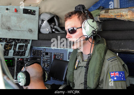 151211-N-ZB122-011 ANDERSEN AIR FORCE BASE, Guam (Dec.  11, 2015) - Royal Australian Air Force Flying Officer Brendon Carraro beobachtet Flugbetrieb aus dem Cockpit einer C - 130 H während der Operation Christmas Drop, 11. Dezember 2015. Betrieb Weihnachten Drop ist das Department of Defense der längsten laufen humanitäre Luftbrücke Mission wo drop c-130 Mannschaften kostengünstige niedriger Höhe Bundles, die zu 56 Inseln innerhalb des Commonwealth der nördlichen Marianen, Föderierte Staaten von Mikronesien und Republik Palau versorgen. Dieses Jahr markiert die erste jemals trilaterale Ausführung, die Luft Su enthält Stockfoto