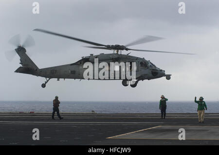 131122-N-BX824-004 PHILIPPINENSEE (22. November 2013) zieht ein MH-60 s Sea Hawk-Hubschrauber aus den goldenen Falken der Hubschrauber Meer bekämpfen Squadron (HSC) 12 aus dem Flugdeck des Flugzeugträgers USS George Washington (CVN-73). George Washington und seine eingeschifften Geschwader Carrier Air Wing (CVW) 5, bieten eine kampfbereit Kraft, die schützt und verteidigt das kollektive maritimen Interesse der USA und ihrer Verbündeten und Partner in der Indo-Asien-Pazifik-Region. (Foto: U.S. Navy Mass Communication Specialist 3. Klasse Ricardo R. Guzman/freigegeben) Betrieb Damayan 131122-N-BX824-004 Stockfoto