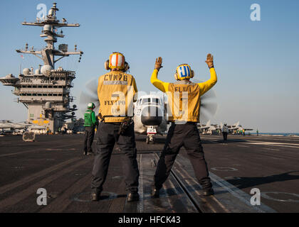 Luftfahrt Boatswain Mate (Handling) direkte 2. Klasse Kristopher Smith, links, und Luftfahrt Boatswain Mate (Handling) Flieger William Gutierrez eine C-2A Greyhound aus den Anbieter der Flotte Logistik Support Squadron (VRC) 30, ein Katapult an Bord der Flugzeugträger der Nimitz-Klasse USS Carl Vinson (CVN-70).  Carl Vinson ist in den USA 5. Flotte Einsatzgebiet unterstützen Betrieb innewohnende zu beheben, Streik Operationen im Irak und in Syrien, wie verwiesen, maritime Sicherheit und Theater Sicherheitsbemühungen Zusammenarbeit in der Region bereitgestellt.  (Foto: U.S. Navy Mass Communication Specialist 2. Stockfoto