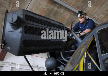 GUANTANAMO BAY auf Kuba – Navy Petty Officer 3rd Class Johnathon springen, Hubschrauber mir Staffel 15 (HM-15), zugewiesen auf eine MH-53E Sea Dragon während der Durchführung von Routine Triebwerksinstandhaltung in US Naval Station Guantanamo Bay, 28. Januar 2010 funktioniert. HM-15 ist in Guantanamo Bay Unified Antwort auf einen Vorgang nach dem Erdbeben der Stärke 7,0 in Haiti am 12. Januar 2010 zu unterstützen. (JTF Guantanamo Foto vom Navy Petty Officer 3rd Class Joshua Nistas) Nicht KLASSIFIZIERT – für eine Veröffentlichung gelöscht. Kontaktieren Sie für weitere Informationen Joint Task Force Guantanamo Public Affairs bei 011-5399-3589; DSN 660-3589 ww Stockfoto