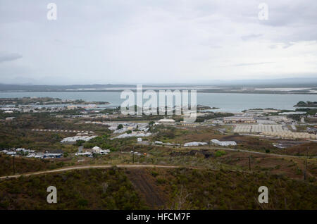 NAVAL STATION GUANTANAMO BAY, Kuba (5. Oktober 2016) Gesamtansicht der Naval Station Guantanamo Bay von John Paul Jones Hill am Morgen nach Hurrikan Matthew getroffen, Okt. 5.  Matthew war ein Kategorie 4 Hurrikan mit anhaltenden Windgeschwindigkeiten von 145 km/h und Wind Böen von 170 km/h. (Foto: U.S. Navy Petty Officer 1st Class Kegan E. Kay/freigegeben) 161005-N-OX321-073 mitreden: www.navy.mil/viewGallery.asp www.facebook.com/USNavy www.twitter.com/USNavy navylive.dodlive.mil pinterest.com plus.google.com Gesamtansicht der Naval Station Guantanamo Bay von John Paul Jones Hill am Morgen ein Stockfoto