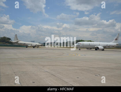 140317-N-XY761-062 KUALA LUMPUR, Malaysia (17. März 2014) A P - 3 C Orion, links, zugewiesen Patrol Squadron (VP) 46 Taxis durch eine P-8A Poseidon, zugewiesen Patrol Squadron 16 vor seiner Mission bei Such- und Rettungsaktionen Operationen für Malaysia Airlines Flug MH370 zu unterstützen. VP-16 und VP-46 sind im Einsatz in den USA 7. Flotte Aufgabengebiet Unterstützung von Sicherheit und Stabilität in der Indo-Asien-Pazifik-Region. (Foto: U.S. Navy Mass Communication Specialist 2. Klasse Eric A. Pastor/freigegeben) P - 3C der VP-46 und P-8A der VP-16 in Kuala Lumpur im März 2014 Stockfoto