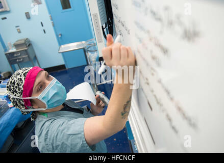 160808-N-BB534-167 KUANTAN, Malaysia (8. August 2016) U.S. Navy Lt. Angela Davenport, gebürtig aus spanischen Fort, Alabama, schreibt chirurgische Informationen auf eine Tafel im Operationssaal an Bord USNS Mercy (T-AH 19). Ärzte aus Krankenhaus Tengku Ampuan Afzan besucht Barmherzigkeit um neben Pazifischen Partnerschaft 2016 Chirurgen operieren. Dies ist das erste Mal Erbarmen und pazifische Partnerschaft Malaysia besucht haben. Während der Mission Haltestelle Partnernationen arbeiten Seite an Seite mit lokalen militärischen und zivile Organisationen bei einer Such- und Rettungseinsätzen Bewegung, hoch-und Tiefbauprojekten, Gemeinschaft Beziehung sogar Stockfoto