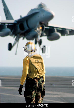 040311-N-3986D-063 ABM2 Reuben Nicholson-Uhren, die eine F/A - 18 C Hornet, Strike Fighter Squadron (VFA) 131 zugewiesen, wie es einer verhafteten Landung an Bord der USS George Washington (CVN-73 geht).  Foto von PHAN Jessica Davis ABM2 Reuben Nicholson Uhren ein FA - 18C Stockfoto