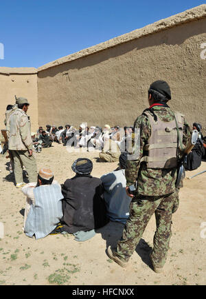 Afghanische Polizei, Afghan National Army und Koalition Sonderbetrieb Kräfte Mitglieder treffen sich mit den Dorfbewohnern in Shah Freude Bezirk, Zabul Provinz, Afghanistan, April 26. Afghanistan National Security Forces und Koalition Spezialkräfte statt eine Patrouille in der Gegend zu erhöhen die Sicherheit der Region und die Interaktion mit lokalen Dorfbewohnern, die Vorteile der Erweiterung des Bezirks ALP Programm zu diskutieren. Patrouillieren Sie im Stadtteil Shah Joy 120426-N-CI175-090 Stockfoto