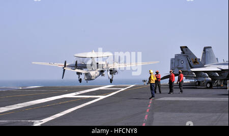 Eine EA-6 b-Hawkeye aus der "Bear Aces" der Carrier Airborne frühen Warning Squadron (VAW) 124 startet aus dem Flugdeck des Flugzeugträgers USS George H.W. Bush (CVN-77). George H.W. Bush unterstützt maritimer Sicherheitsoperationen und Sicherheitsbemühungen Zusammenarbeit Theater in den USA 5. Flotte Aufgabengebiet. (Foto: U.S. Navy Mass Communication Specialist 3. Klasse Margaret Keith/freigegeben) An Bord des Flugzeugträgers USS George h.w. Bush 140809-N-CS564-045 Stockfoto