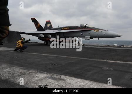 Kapitän Daniel Martin, zugeordnet zu den "Golden Warriors" des Strike Fighter Squadron (VFA) 87, startet aus dem Flugdeck des Flugzeugträgers USS George H.W. Bush (CVN-77) in einer F/A - 18C Hornet. George H.W. Bush kehrt zu seinem Heimathafen in Norfolk, Virginia, nach Abschluss einer Bereitstellung, die U.S. 6. und 5. Flotte Bereich der Operations (AOO) zur Unterstützung der nationalen Sicherheitsinteressen der USA. Die Bereitstellung gehört eine regelmäßige Rotation der Kräfte, maritime Security Operations und Sicherheitsbemühungen Theater zu unterstützen. (Foto: U.S. Navy Masse Kommunikation Spezialist Seemann Joe Boggio/freigegeben) Ab Stockfoto