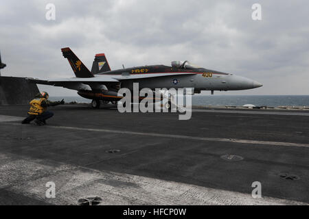 Kapitän Daniel Martin, zugeordnet zu den "Golden Warriors" des Strike Fighter Squadron (VFA) 87, startet aus dem Flugdeck des Flugzeugträgers USS George H.W. Bush (CVN-77) in einer F/A - 18C Hornet. George H.W. Bush kehrt zu seinem Heimathafen in Norfolk, Virginia, nach Abschluss einer Bereitstellung, die U.S. 6. und 5. Flotte Bereich der Operations (AOO) zur Unterstützung der nationalen Sicherheitsinteressen der USA. Die Bereitstellung gehört eine regelmäßige Rotation der Kräfte, maritime Security Operations und Sicherheitsbemühungen Theater zu unterstützen.  (Foto: U.S. Navy Masse Kommunikation Spezialist Seemann Joe Boggio/freigegeben) A Stockfoto