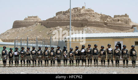 Drehen BULDAK, Afghanistan - afghanischen Grenze Polizei (ABP) Offiziere versammeln sich in Bildung nach Erhalt ihre Zertifikate der Fertigstellung für die konzentrierte sich Grenze Entwicklung Ausbildung während einer Zeremonie außerhalb der ABP Grenze bei Spin Buldak am 2. April 2009 statt. Zweihundert neue Grenzpolizisten absolvierte das sieben-Wochen-Trainingsprogramm. Dies ist die erste Gruppe aus der 3. Zone, um das Training erhalten, das Grundlagen im Eintrag-Kontrollpunkte, Straßensperren und anderen Bereichen wie Fahrzeugwartung gelehrt und Infanterie patrouillieren. ISAF-Foto von der US Navy Petty Officer 2. Klasse A Stockfoto