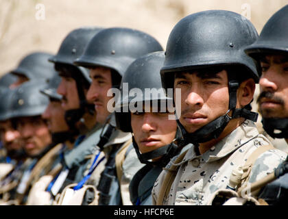 Spinnen BULDAK, Afghanistan - Absolventen der konzentriert Grenze Entwicklung Ausbildung von afghanischen Grenze Polizei (ABP) 3. Zone warten auf Erhalt ihrer Zertifikate der Fertigstellung während einer Zeremonie außerhalb der ABP Grenze bei Spin Buldak am 2. April 2009. Zweihundert neue Grenzpolizisten absolvierte das sieben-Wochen-Trainingsprogramm. Dies ist die erste Gruppe aus der 3. Zone, um das Training erhalten, das Grundlagen im Eintrag-Kontrollpunkte, Straßensperren und anderen Bereichen wie Fahrzeugwartung gelehrt und Infanterie patrouillieren. ISAF-Foto von der US Navy Petty Officer 2. Klasse Ar Stockfoto