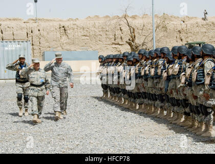 Spinnen BULDAK, Afghanistan--US Army Colonel William Hix, Commander, afghanische regionale Sicherheit Integration Befehl (ARSIC) Süd Bewertungen die Absolventinnen und Absolventen des afghanischen Grenze Patrouille konzentriert Grenze Entwicklungsprogramms mit Generalmajor Siafullah Hakim, Chef der ABP, 3. Zone, bei einer Zeremonie außerhalb der ABP Grenze bei Spin Buldak am 2. April 2009. Zweihundert neue Grenzpolizisten absolvierte das sieben-Wochen-Trainingsprogramm. Dies ist die erste Gruppe aus der 3. Zone, um die Ausbildung zu erhalten, die Grundlagen in Eintrag-Kontrollpunkte, Straßensperren und andere Bereiche wie v vermittelt Stockfoto