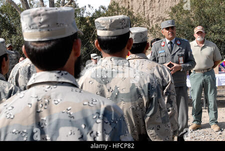110215-N-6935K-004 Provinz Kandahar, Afghanistan (17. Februar 2011) - General Zarefi richtet sich an afghanische Grenzpolizei Studierende während eine Abstufung vom Unteroffizier (NCO) Course in Spin Boldak, in der Provinz Kandahar, Afghanistan. Der NCO Kurs Fokus auf Führung, Disziplin, Drogenbekämpfung, Zähler Aufstand und Kleinwaffen Taktiken und nach dem Abschluss der Schüler wurden in den Rang eines junior Sergeant gefördert.  (Foto: US Navy Petty Officer 2.Klasse David Kolmel) ABP Absolvent NCO Kurs 368481 Stockfoto
