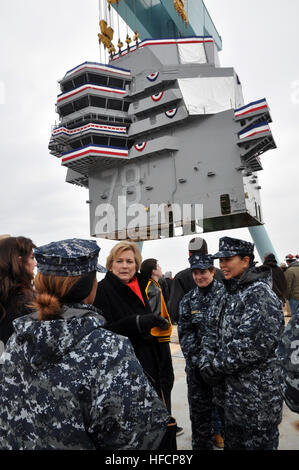 NEWPORT NEWS, Virginia (26. Januar 2013) Susan Ford Ballen, Tochter des verstorbenen Präsidenten Gerald R. Ford und ShipÕs Förderer, spricht mit zukünftigen nuklear angetriebene Flugzeugträger USS Gerald R. FordÕs (CVN-78) ersten Besatzungsmitglieder während der ShipÕs-Insel landet Zeremonie auf dem Huntington Ingalls Industries-Newport News Shipbuilding. Die Insel-Landung-Zeremonie markiert den endgültigen super-Lift in den Bauprozess für das Schiff als die 555-Tonne-Insel auf dem Flugdeck der ShipÕs angehoben wird. Die Gerald R. Ford ist die erste ist eine neue Klasse von Flugzeugträgern und soll t geliefert werden Stockfoto