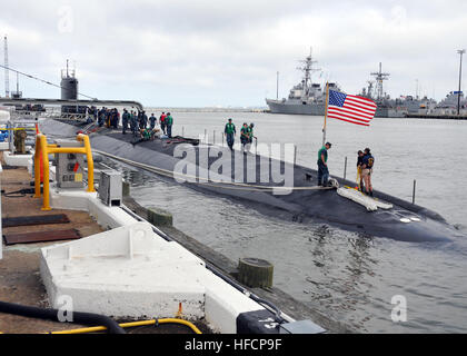 NORFOLK (24. Juni 2013) zieht der Virginia-Klasse u-Boot Pre-Commissioning Unit (PCU) Minnesota (SSN-783) Expeditionary am Naval Station Norfolk aus einem geplanten im Gange. Minnesota, die Marine 10. Virginia-Klasse u-Boot, wurde 6. Juni, 11 Monate früher als geplant an die Marine ausgeliefert. Bau der Minnesota von Huntington Ingalls Industries an der Firma Newport News, Virginia, begann Schiffbau im Februar 2008.  Das Boot wurde am 27. Oktober 2012, getauft und wird bei einer Zeremonie in Norfolk Sept. 7 beauftragt werden. (Foto: U.S. Navy Mass Communication Specialist 2. Klasse Alex Stockfoto