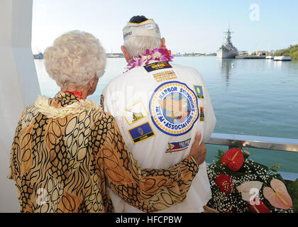 131207-N-ZK021-017 – PEARL HARBOR-HICKAM (7. Dezember 2013) – von der USS Arizona Memorial, Symbol der Beginn des Krieges am 7. Dezember 1941, Pearl Harbor Survivor Delton "Wally" Walling und Joan Bohl Ausschau auf das Schlachtschiff Missouri Memorial, das Symbol für das Ende des zweiten Weltkriegs im Pazifik.  Das diesjährige historische Gedenken, "Sound the Alarm" wird untersucht, wie Tausende von Amerikanern der Anrufannahme Pflicht im Zuge des Angriffs.  Von Pearl Harbor und Midway wurden 2. September 1945 die US Navy zog über den Pazifik Instrumenten der Kapitulation an Bord der USS Missouri (BB-63) unterzeichnet.  (US-Marine ph Stockfoto