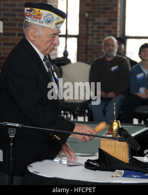 Pearl Harbor Survivor Ambrose Ferri, von Waukegan, Illinois, führt ein zwei-Bell Zeremonie Memorial Tribute für die sieben Chicago Matrosen und Marinesoldaten, die ihr Leben an Bord des Schlachtschiffes USS Arizona 7. Dezember 1941 geopfert. Ferri trat mehrere Pearl Harbor Überlebenden, Chicago Bürgermeister Richard M. Daley und Rear Admiral Clifford S. Sharpe, Kommandant, Naval Service Training Command für den Bürgermeister und die Stadt Chicago 19. jährliche Pearl Harbor Remembrance Day. Die Veranstaltung, organisiert von der Chicago-Kommission auf menschliche Beziehungen Advisory Council on Veterans Affairs und dem MayorÕs Amt des Special Events, auch Stockfoto