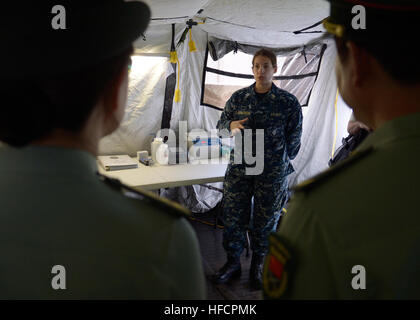 Lt. Martha Claeysjacobson zugewiesen Marine Umwelt- und präventive Medizin Unit 6 (NEPMU-6) erklären, wie ein Wasser-Filter-System an ein Volk Befreiung Armee Senior Medical Delegation strategische Arbeitsgruppe funktioniert. Die PLA Senior Medical Delegation besucht PACOM Auseinandersetzung zwischen den USA und PLA Navy Krankenhaus Schiffen, medizinische institutionellen und pädagogischen Austausch diskutieren und Verbesserung der USA und der Volksrepublik China Zusammenarbeit innerhalb der Region Asien-Pazifik. (Foto: U.S. Navy Mass Communication Specialist 1. Klasse Jay M. Chu/freigegeben) Peoples Liberation Army Senior Medic Stockfoto