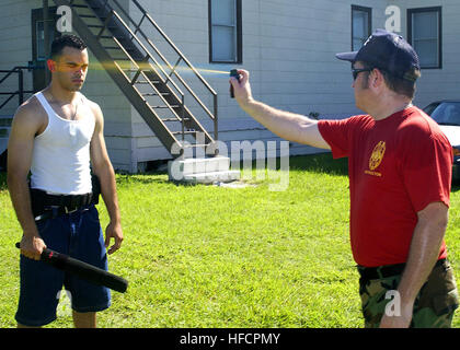 050725-N-1126D-006 Jacksonville, Florida (25. Juli 2005) Ð U.S. Marine Corps CPL Jerry Syrek, Instruktor, Jacksonville Naval Air Station (NAS) zugewiesen, Sicherheitsabteilung, Sprays U.S. Navy Aviation Electronics Technician Airman Joel Pichardo mit Pfeffer spray während der einwöchigen Auxiliary Security Force Academy an Bord NAS Jacksonville statt. Foto: U.S. Navy des Fotografen Mate 3. Klasse Gerhard Wunsch (freigegeben) Pfefferspray Demonstration Stockfoto