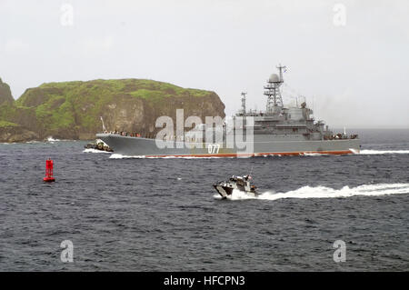 Die russischen Federated Marine (RFN) Tank Landungsschiff BDK 11 (RFN 077) navigiert durch Apra Hafen, Guam (GU), wie ein uns Navy (USN) Harbor Patrol Boat (HPB) Bereich sichert.  Der BDK-11 (RFN 077) nahm in Passing Übung (PASSEX) 2006, vor der Küste von Guam. PERESVET(1) Stockfoto