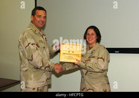 GUANTANAMO BAY auf Kuba – Navy Petty Officer 3rd Class Danielle Mugford, ein Spezialist für Intelligenz mit Joint Task Force Guantanamo erhält eine Plakette von Navy Rear Admiral Thomas Copeman, JTF-Kommandant, nach seiner Ernennung zum JTF Guantanamo Junior Trooper des Quartier, 3. November 2009. Soldaten aus Joint Task Force Guantanamo konkurrieren in vierteljährlichen Boards zu testen Sie ihr Wissen über militärische Fähigkeiten, Geschichte, Bräuche und aktuelle Veranstaltungen. JTF Guantanamo betreibt sichere, humane, rechtliche und transparente Behandlung und Verwahrung der Gefangenen, einschließlich Militärkommission und die verurteilten angeordnet relea Stockfoto