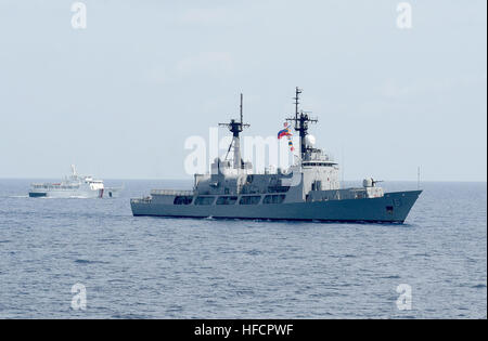 130629-N-YU572-272 PHILIPPINE SEA (29. Juni 2013) - die philippinische Küstenwache Schiff Edsa (SARV 002) links, und der philippinischen Marine Fregatte Gregorio Del Pilar (PF 15) Dampf in Formation während flott Bereitschaft Zusammenarbeit und Ausbildung (CARAT) Philippinen 2013.  Mehr als 600 Matrosen und Marinesoldaten sind Karat Philippinen 2013 beteiligt.  US-Marine-Einheiten, die Teilnahme an CARAT Philippinen gehören die Fitzgerald mit eingeschifften Zerstörer Geschwader (DESRON) 7 Mitarbeiter, ein US-Marine Corps Landungkraft und das Tauchen zu retten und Schiffe USNS Safeguard (T-ARS 50) und USNS Salvor (T-ARS 52) mit emba Stockfoto