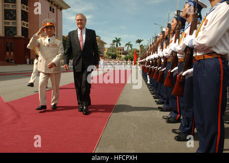 US-Verteidigungsminister Donald H. Rumsfeld und Hanoi vietnamesische Minister der Verteidigung, Pham Van Tra gen beteiligen eine offizielle Willkommenszeremonie in Hanoi, Vietnam am 5. Juni 2006. DoD-Foto von Petty Officer 1st Class Chad J. McNeeley. Pham Van Tra & Donald Rumsfeld mit Ehre wache 060605-N-0696M-053 0SVL8 Stockfoto