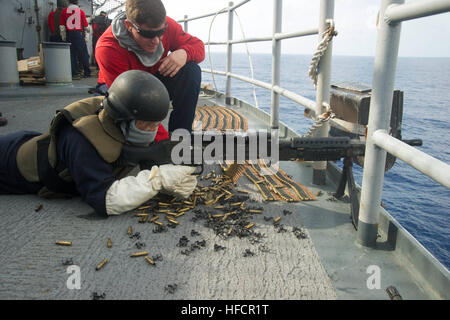 US Marine Gunner Mate 3. Klasse Ted Westmoreland, Top, Uhren Feuer Controlman 3. Klasse Paulanthony Lozada ein M240-Maschinengewehr während einer Besatzung diente Waffen Pistole schießen auf amphibischer Angriff Schiff USS Peleliu (LHA-5) Feuer in das Südchinesische Meer, 9. Oktober 2014, während im Gange in amphibischen Landung Übung (PHIBLEX) 15 teilnehmen. PHIBLEX ist eine bilaterale Übung zur Verbesserung der Interoperabilität, Bereitschaft und beruflichen Beziehungen zwischen der US-Marineinfanterie und Partnerstaaten. (Foto: U.S. Navy Mass Communication Specialist 3. Klasse Dustin Knight/freigegeben) Stockfoto