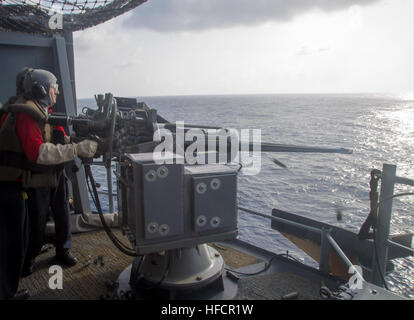 US Marine Aviation Ordnanceman 3. Klasse Tanner Barnes feuert eine Mark 38 25 mm Maschinengewehr während einer Besatzung diente Waffen Pistole schießen auf amphibischer Angriff Schiff USS Peleliu (LHA-5) in das Südchinesische Meer 9. Oktober 2014, Weile im Gange, um im amphibischen Landung Übung (PHIBLEX) 15 teilnehmen. PHIBLEX ist eine bilaterale Übung zur Verbesserung der Interoperabilität, Bereitschaft und beruflichen Beziehungen zwischen der US-Marineinfanterie und Partnerstaaten. (Foto: U.S. Navy Mass Communication Specialist 3. Klasse Dustin Knight/freigegeben) PHIBLEX 15 141009-N-HU377-206 Stockfoto