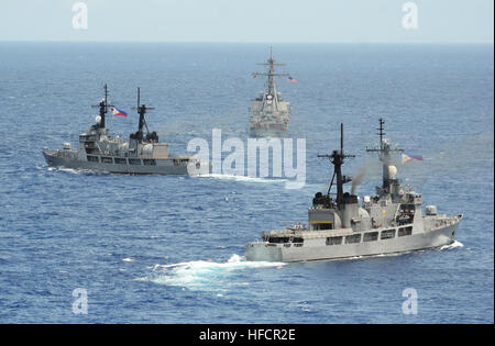 140628-N-YU572-193 SOUTH CHINA SEA (28. Juni 2014) die philippinischen marinen Fregatten BRP Gregaorio del Pilar (PF-15), links, und BRP Ramon Alcaraz (PF-16), links, sind im Gange mit dem Zerstörer der Arleigh-Burke-Klasse USS John S. McCain (DDG-56) während flott Bereitschaft Zusammenarbeit und Ausbildung (CARAT) Philippinen 2014. In seinem 20. Jahr ist Karat eine jährliche, bilaterale Übung-Serie mit der U.S. Navy, U.S. Marine Corps und der Streitkräfte der neun Partnernationen. (Foto: U.S. Navy Mass Communication Specialist 1. Klasse Jay C. Pugh/freigegeben) Philippine Fregatten mit USS John S. McCain (DDg-56) Jun. Stockfoto