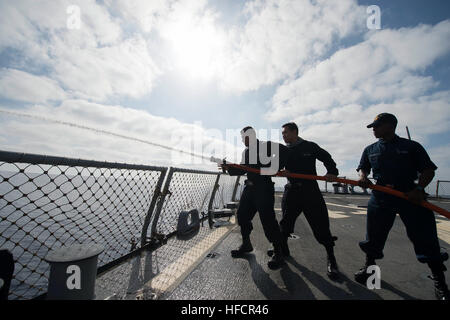 150516-N-FQ994-119 Mittelmeer (16. Mai 2015) Segler üben Brandbekämpfung Techniken während der Schadensbegrenzung Ausbildung an Bord USS Ross (DDG 71) 16. Mai 2015.  Ross, ein Zerstörer der Arleigh-Burke-Klasse-geführte Flugkörper in Rota, Spanien, nach vorne bereitgestellt führt Marinebetriebe in den USA 6. Flotte Bereich der Maßnahmen zur Erhöhung der Sicherheit der Vereinigten Staaten in Europa interessiert.  (Foto: U.S. Navy Mass Communication Specialist 3. Klasse Robert S. Price/freigegeben) Phönix Express 2015 150516-N-FQ994-119 Stockfoto