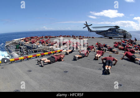 Soldaten, die "Red Devils" der 1. Prinzessin Patricias Canadian Light Infantry, zugewiesen durchführen körperliches Training auf dem Flugdeck der amphibischen Angriff Schiff USS Bonhomme Richard während Rand des Pazifik 2008. RIMPAC ist das weltweit größte multinationale Übung und wird alle zwei Jahre von der US-Pazifikflotte geplant. Teilnehmer sind die USA, Australien, Kanada, Chile, Japan, Niederlande, Peru, Republik Korea, Singapur und dem Vereinigten Königreich. Körperliches Training auf USS Bonhomme Richard 105051 Stockfoto