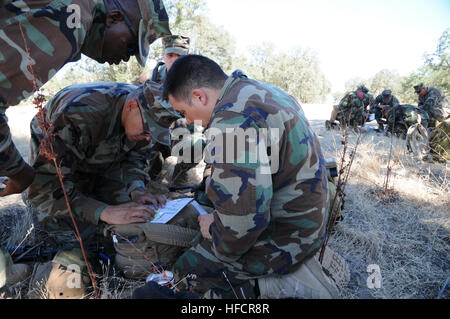 Seabees von Naval Mobile Bau-Bataillon 3 Bewertung eine Karte während der Land Navigation Teil des Squad Führer Field Training Exercise. Trupp Führer FTX fand in Fort Hunter Liggett, Kalifornien, und vermittelt Fähigkeiten für Seabees, Truppen in einer Kampfsituation ordnungsgemäß zu führen. NMCB 3 ist ein Expeditionskorps Element der US-Seestreitkräfte Bereitstellung, Bau, Technik und Sicherheitsdienstleistungen zur Unterstützung der nationalen Strategie, Marineenergie Projektion, humanitäre Hilfe und Einsätze. Planung einer Patroll 110814-N-TC501-097 Stockfoto