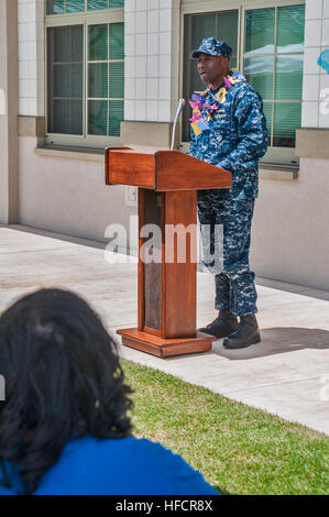 US Navy Rear Admiral Fernandez Ponds, der Kommandeur der Marine Region Hawaii und Naval Surface Gruppe mittleren Pazifik, liefert Bemerkungen während ein Windrad Bepflanzung Zeremonie in Anerkennung nationaler Kind Missbrauch Prävention Monat am Center Drive Child Development Center am gemeinsamen Basis Pearl Harbor-Hickam, Hawaii, 10. April 2013. (Foto: U.S. Navy Mass Communication Specialist 3. Klasse Dustin W. Sisco/freigegeben) Pflanzung Zeremonie 130410-N-XD424-017 Stockfoto