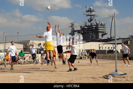 Seeleute an Bord der USS Harry S. Truman (CVN 75) nehmen während eines Hafenbesuchs Freizeitaktivitäten wahr, während sie mit Carrier Air Wing 3 eingesetzt werden, um Operationen einschließlich Iraqi Freedom, Enduring Freedom und maritime Sicherheitseinsätze in internationalen Gewässern zu unterstützen. Stockfoto