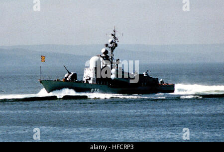 Ein Strahl Hafenansicht von einer sowjetischen Tarantul III-Klasse Rakete Corvette im Gange im Anschluss an ein anderes Handwerk während eines US-Navy Besuch in der Stadt. PR.12411M3 Stockfoto