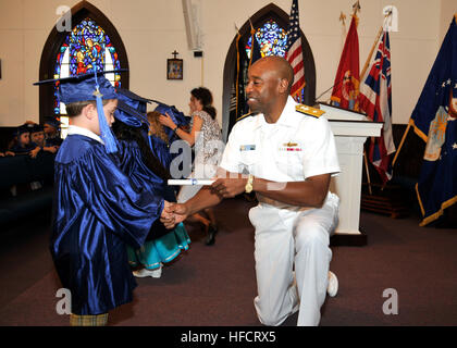 Rear Admiral Fernandez "Frank" Teiche, Kommandeur der Marine Region Hawaii, Hände, Diplome Armed Services YMCA Vorschule südkoreanischem für 37 Kinder im Vorschulalter auf der gemeinsamen Basis Pearl Harbor-Hickam u-Boot-Gedächtniskapelle (Foto: U.S. Navy Mass Communication Specialist 2. Klasse Ronald Gutridge) Vorschule Abschlussfeier 120523-N-UK333-037 Stockfoto