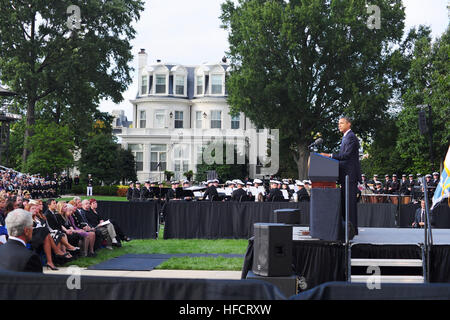 WASHINGTON (22. September 2013) Präsident Barack Obama liefert Bemerkungen während einer Trauerfeier in den Marine Barracks für die Opfer der Washington Navy Yard Erschießungen. (Foto: U.S. Navy Mass Communication Specialist 2. Klasse Pedro A. Rodriguez/freigegeben) 130922-N-ZA795-152 beitreten das Gespräch http://www.navy.mil/viewGallery.asp http://www.facebook.com/USNavy http://www.twitter.com/USNavy http://navylive.dodlive.mil http://pinterest.com https://plus.google.com Präsident Barack Obama Bemerkungen während einer Trauerfeier in den Marine Barracks liefert. (9902300725) Stockfoto