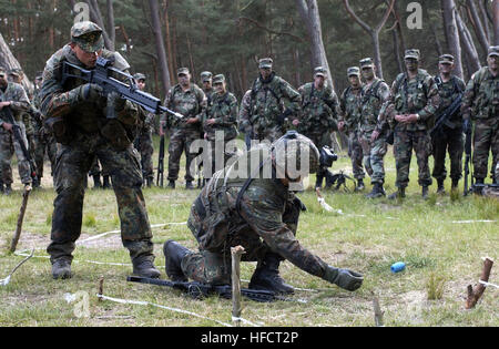 040610-N-1823S-348 Ustka, Polen (10. Juni 2004) - ein Bundeswehr-Infanterist verwendet eine dummy Granate um ein Zimmer im "Glashaus" Training anzugreifen. Ein Glashaus ist ein imaginäres Haus mit Band skizziert und kann Feuer-Teams ihre taktischen Fähigkeiten vor tatsächlichen Engagement eng überwacht werden. BALTOPS ist eine individuelle kombiniert maritimen und Übung in der Ostsee durchgeführt "im Geiste der" Partnerschaft für Frieden (PFP). Die Operation verläuft von 07-19 Juni 2004 und umfasst NATO und nicht-NATO-Teilnehmer. Die Mission von BALTOPS 2004 ist zur Förderung des gegenseitigen Verständnisses, confidenc Stockfoto