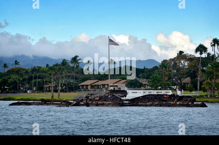 120615-N-RI884-265 PEARL HARBOR (15. Juni 2012) Pearl Harbor Überlebenden beobachten die versunkene bleiben von der USS Utah Memorial aus einer geführten Bootstour von Pearl Harbor historischen Stätten von Commander, Naval Region Hawaii und der US-Park-Service gehostet. Die Tour war Teil des Old Glory Ehre Fluges "Rückkehr zur Perle" in der zweiten Weltkrieg veteran Pearl Harbor Überlebende aus Wisconsin die Ehre an historischen Stätten in Oahu können. (Foto: U.S. Navy Mass Communication Specialist 2. Klasse Daniel Barker/freigegeben) Private Tour der USS Arizona Memorial 120615-N-RI884-265 Stockfoto