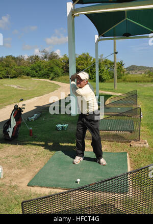 101014-N-8241M-028 GUANTANAMO BAY, Kuba (14. Oktober 2010) PGA Professional Golfer Jon Fine zeigt eine richtige "geschlossene Augen" Golfschwung zu Soldat innen Naval Station Guantanamo Bay auf Kuba.  Bildenden brachte Bereitstellung kostenloser Golfunterricht für diejenigen GTMO stationiert auf der naval Station durch das Basisprogramm Moral, Wohlbefinden und Erholung. (Foto: U.S. Navy Chief Masse Kommunikation Spezialist Bill Mesta/freigegeben) Professioneller Golfunterricht in Guantanamo Bay 330419 angeboten Stockfoto