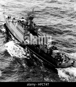 Aerial Quartal Hafenansicht von einem sowjetischen Grischa-Klasse Fregatte im Gange. Project1124-1983-1 Stockfoto