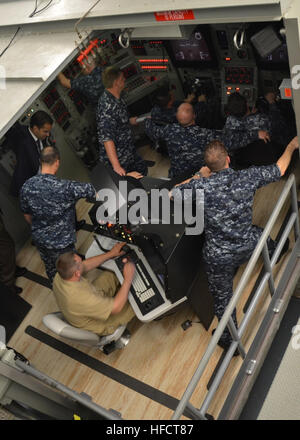 Angel Taveras, Bürgermeister von Providence, RI erlebt eine Vielzahl von Trainingsszenarien an Bord der Los-Angeles-Klasse u-Boot-Steuerung Trainer während eines Besuchs zu Naval Submarine Base New London. Der Bürgermeister verbrachte auch einige Zeit auf USS Providence (SSN-719), Beziehungen zwischen dem Schiff und die namensgleiche Stadt zu bauen. (Foto: U.S. Navy Mass Communication Specialist 1. Klasse (SW/EXW) Jason J. Perry/freigegeben) Providence, RI, Bürgermeister besucht Naval Submarine Base New London 130531-N-TN558-185 Stockfoto