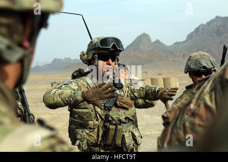 US Armee Sgt. 1. Klasse Sal Somoza (Mitte) Sicherheit Kraft Zug-Sergeant für Provincial Reconstruction Team (PRT) Farah, führt ein Briefing vor dem medizinische Evakuierungstraining mit Piloten und Sanitäter C Firma, "Northstar Dustoff," 2-211th zugeordnete Aviation Battalion auf FOB Farah, Jan. 9. PRT Farah koordiniert mit C Company, "Northstar Dustoff," 2-211th Aviation Regiment (Air Ambulance) Piloten und Sanitäter um wertvolle praktische medizinische Evakuierung ausbilden. PRT Farah Mission ist es, zu trainieren, beraten und unterstützen afghanische Staats-und Regierungschefs bei den Stadtwerken, Bezirk und provi Stockfoto