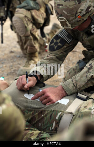 US Army Spc. Nkelo Kurtz, Medic für Provincial Reconstruction Team (PRT) Farah schreibt Vitalfunktionen auf Band angebracht zu einem simulierten Unfall, US Marine Operations Specialist 2. Klasse Niretzy Hill, PRT taktische Operationen center Watchstander, während medizinische Evakuierung training auf FOB Farah, Jan. 9.  PRT Farah koordiniert mit C Company, "Northstar Dustoff," 2-211th Aviation Regiment (Air Ambulance) Piloten und Sanitäter um wertvolle praktische medizinische Evakuierung ausbilden.  PRT Farah Mission ist es, zu trainieren, beraten und unterstützen afghanische Staats-und Regierungschefs bei den Stadtwerken, Bezirk und p Stockfoto